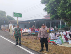 Sinergitas TNI-Polri di Mantingan Ngawi Amankan Giat Pengajian Umum Warga