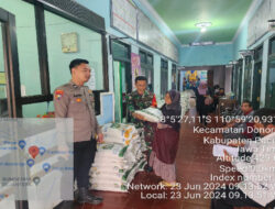 Bantu Salurkan Bantuan Beras, Babinsa Koramil 0801/11 Donorojo, Prioritaskan Masyarakat Miskin