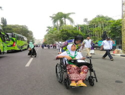 Sigap dan Senyum Ikhlas Polwan Polres Bojonegoro Layani Kepulangan Jamaah Haji