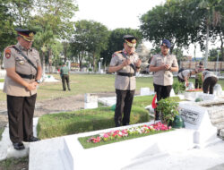 Maknai Perjuangan, Waka Polda Jatim Pimpin Ziarah ke Makam Pahlawan di Hari Bhayangkara ke – 78