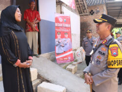 Sujud Syukur Keluarga Penerima Bedah Rumah Presisi dari Polres Bojonegoro