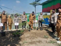 Polsek Balongpanggang Tanam Bibit Pohon di Waduk Citani alam