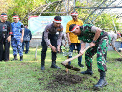 Berkolaborasi Hijaukan Bumi, Dandim 0802/Ponorogo dan Kapolres Ponorogo Tanam Pohon Secara Serentak