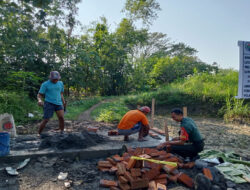 Babinsa Melaksanakan Karya Bakti Perbaikan Jalan Penghubung Desa