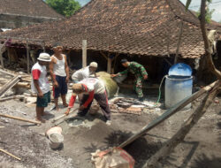 Babinsa Bantu Benahi Saluran Drainase Desa Giriroto