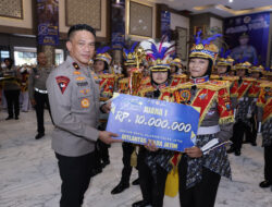 Wakapolda Jatim Serahkan Trophy 3 Pemenang Lomba Pocil Sambut Hari Bhayangkara ke-78