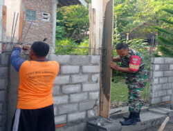 Peduli, Babinsa Membantu Membangun Rumah Warga