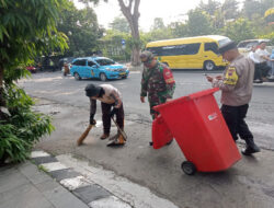 Bersama DLH, Babinsa Kelurahan Sumber Laksanakan Pembersihan Jalan