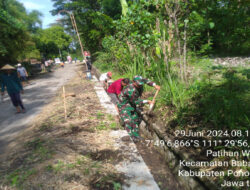 Jaga Kebersihan Lingkungan, Babinsa Kodim 0802/Ponorogo Kerja Bakti Bersama Warga