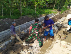 Gotong Royong Pembuatan Talud Irigasi Tingkatkan Hasil Pertanian