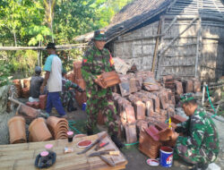 Wujud Kemanunggalan, Babinsa 0805/06 Kwadungan Kodim Ngawi Bersama Masyarakat Bangun Rumah Warga