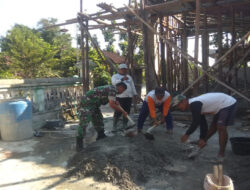 Dengan Penuh Semangat dan Kebersamaan, Babinsa Turun Tangan Langsung Bantu Pembuatan Rumah Warga