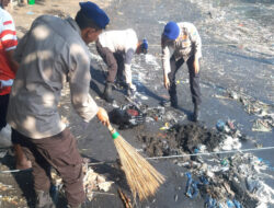 Hari Kelautan Nasional, Polres Probolinggo Bersama Masyarakat Bersihkan Pantai