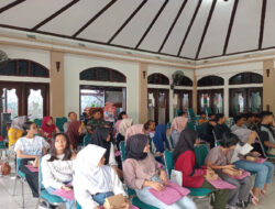 Jum’at Ceria, Babinsa Danukusuman Kumpul Bareng Bersama Remaja Saling Tukar Informasi