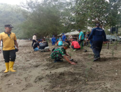 Babinsa Karanggandu dan Warga Bersatu Bersihkan Pantai Cengkrong dan Tanam Cemara Udang