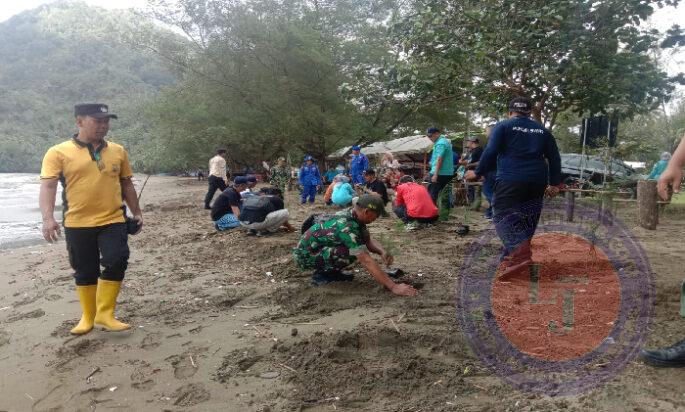 Babinsa Karanggandu dan Warga Bersatu Bersihkan Pantai Cengkrong dan Tanam Cemara Udang