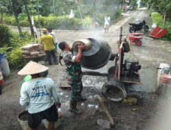 Peran Babinsa Jenalas dalam Perbaikan Jalan Desa