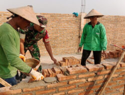 Kehadiran Babinsa Membantu Proses Pembangunan Rumah Warga