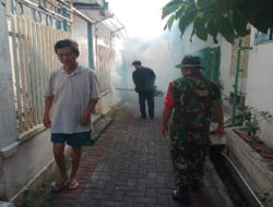 Cegah DBD, Babinsa Sudiroprajan Bantu Pelaksanaan Fogging di Wilayah Binaan