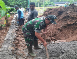 Babinsa Kodim 0802/Ponorogo Kerja Bakti Buat Plesengan Bersama Warga