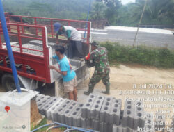 Babinsa Koramil 0801/05 Nawangan Bantu Pengedropan Material Jambanisasi