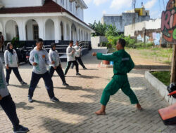 Tingkatkan Kemampuan Fisik Serta Kedisiplinan Linmas, Babinsa Sondakan Latihkan Beladiri Karate