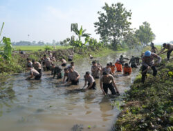 Kembali Bersinergi, Kodim 0726/Sukoharjo Karya Bakti TNI-Polri Bersihkan Sungai Grajegan