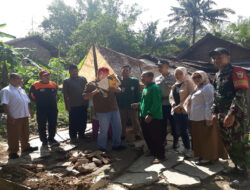 Serka Tri Prasetyo Bersama BAZNAS Trenggalek Salurkan Bantuan untuk Warga Terdampak Rumah Roboh