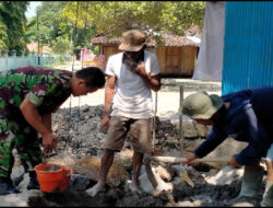 Menjunjung Tinggi Nilai-Nilai Kebersamaan, Babinsa Bantu Bangun Rumah