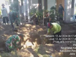 Kerja Bakti, Anggota Kodim 0802/Ponorogo Bersihkan Drainase bersama Warga