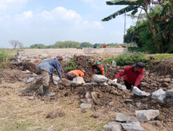 Kerja Bakti Babinsa Bersama Warga Bangun Saluran Irigasi