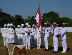 Seratus Siswa Dikmata Satdik – 2 Makassar Resmi Sandang Pangkat Prajurit Kelasi Dua TNI AL