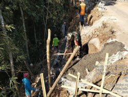 Manunggal dengan Rakyat, Babinsa Koramil Ngrambe Bantu Warga Bangun Talud