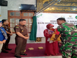 Babinsa Koramil 01/Ngawi Mendampingi Penyaluran Baksos di Masjid Nurul Iman