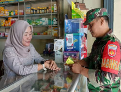 Senyum, Ramah dan Santun, inilah Cara Jitu Babinsa Kratonan Akrab dengan Warganya