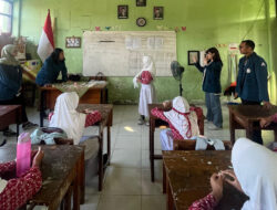 Mahasiswa BBK 4 UNAIR Ajak Siswa Kelas 4 SDN Made 1 Belajar Bahasa Inggris dengan Menyenangkan