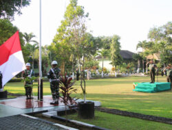 Dandim 0806/Trenggalek Pimpin Upacara Bendera 17-an, Bahas Ancaman Siber dan Netralitas TNI