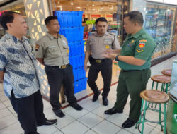 Ciptakan Keamanan Lingkungan, Inilah Selipan Pesan Babinsa Kemlayan Kepada Security Mall Matahari Singosaren