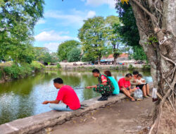 Sembari Memancing Ikan Bersama Warga, Babinsa Sriwedari Eratkan Tali Silaturahmi