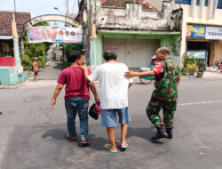 Warga Kesulitan Menyebrang Jalan, Babinsa Sudiroprajan Sigap Berikan Bantuan