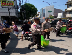 Jum’at Berkah Polsek Simokerto Bagikan 200 Nasi Bungkus