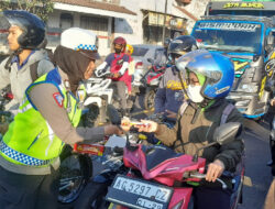 Operasi Patuh Semeru 2024, Polres Kediri Kota Beri Coklat Bagi Pengendara Tertib