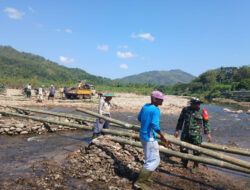 Wujud Peduli, Babinsa Koramil 0801/04 Tegalombo Bantu Warga Buat Jembatan