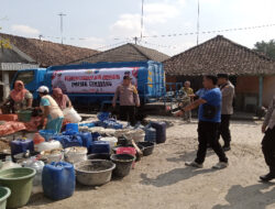 Polisi Salurkan Air Bersih Untuk Warga Desa yang Kekeringan di Bojonegoro