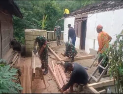 Atasi Kesulitan Warganya, Babinsa Koramil Karanganyar Gotong Royong Bantu Renovasi Rumah