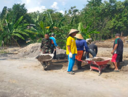 Andil dalam Perbaikan Infrastruktur Desa, Babinsa Kerja Bakti Uruk Jalan