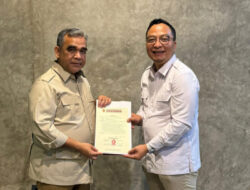 Ketum Partai Gerindra Prabowo Beri Surat Mandat ke Dokter Alif untuk Running Pilkada Gresik 2024