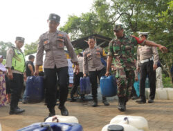 Polres Mojokerto Salurkan 32 Liter Air Bersih Untuk Warga di Kaki Gunung Penanggungan