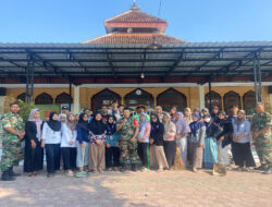 Kolaborasi TNI dan Mahasiswa UIN: Aksi Bersih-Bersih Masjid di Trenggalek