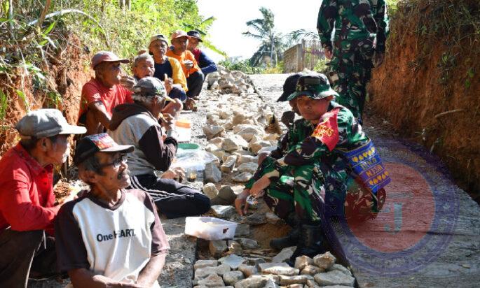 Ubi Rebus, Perekat Kebersamaan TNI dan Rakyat di TMMD ke 121 Desa Selur